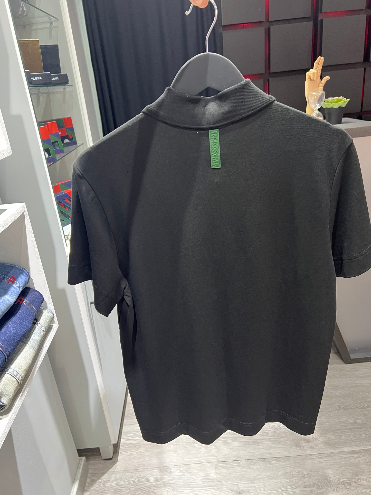 Regular Fit 
LACOSTE BLACK