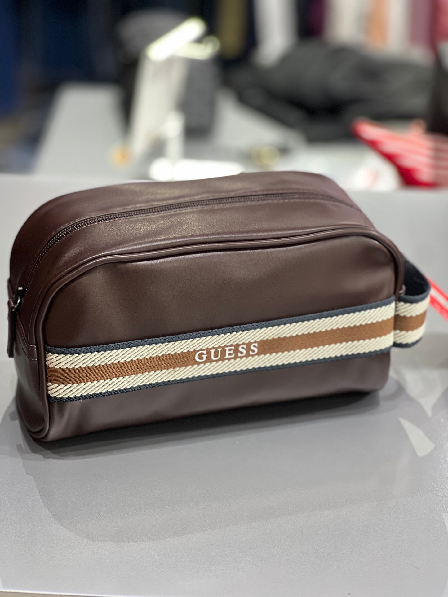 Bulto de mano (Brown) GUESS